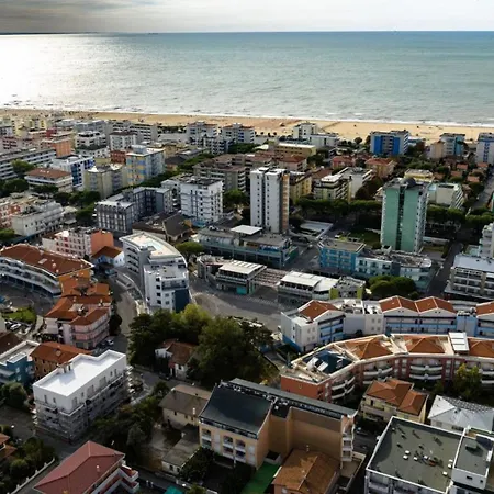 Luminous Flat In With Garden *